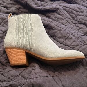 Frye Women's light blue Suede Ankle Booties TTS never worn size 8